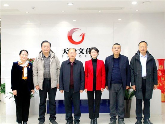 省委宣传部原副部长、省国际创意产业协会会长杨金鸢一行调研非凡国际